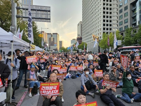 ろうそく行動が5日に開かれた「尹錫悦退陣、キム・ゴンヒ特検を求める第109回ろうそく大行進」で、参加者たちがプラカードを掲げている＝バン・ジュホ記者