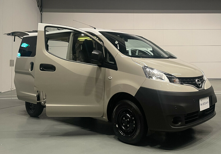 日産自動車は１日、居住性が高く、車中泊に適したバン「ＮＶ２００　バネット　ＭＹＲＯＯＭ」を１２月に発売すると発表した。後部座席はベッドとして活用できるなど「憩いの空間」を演出＝９月１８日撮影、横浜市