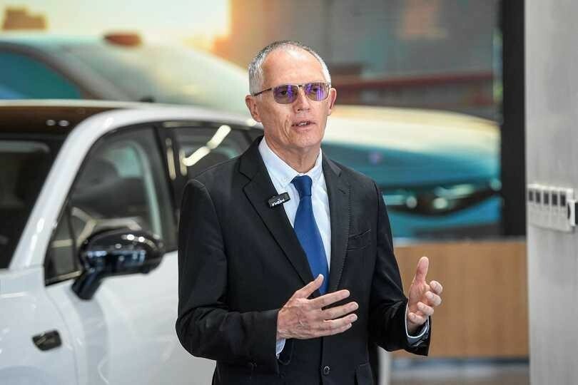 ステランティスCEO、カルロス・タバレス。電気自動車への移行の遅れは、自動車メーカーの損害になる、と述べた。