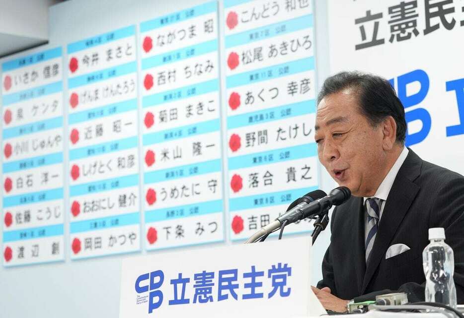 テレビの取材に応じる立憲民主党の野田佳彦代表＝27日午後、東京・永田町の党本部（鴨川一也撮影）