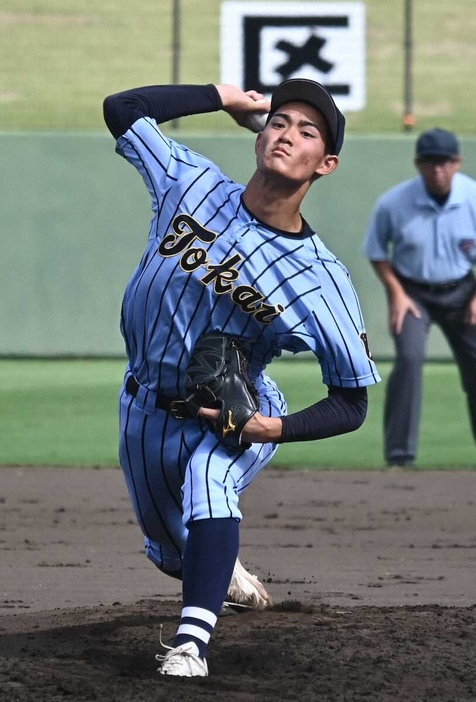 ＜山梨学院・東海大相模＞先発して力投する東海大相模・福田（撮影・村井　樹）