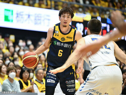 滋賀との第2戦で存在感を発揮した比江島（中央）[写真]＝B.LEAGUE