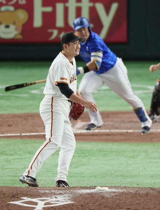 九回、牧に決勝打を浴びた菅野は顔をしかめた（撮影・佐藤徳昭）