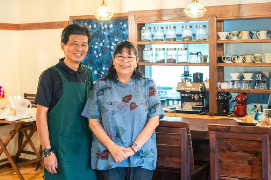 地域に親しまれた雑貨店の跡地に、コーヒー専門店「珈琲大門」を開店した野村佳頌さん（左）と、妻の志亜理さん＝9月23日、名護市屋部