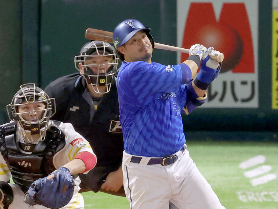 ７回にホームランを放ったDeNAの宮﨑敏郎 photo by Kyodo News