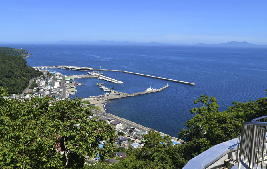 北海道羅臼町から見た北方領土・国後島（奥）＝2021年7月