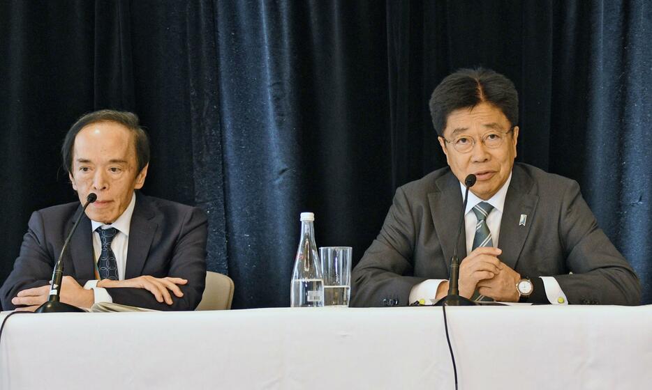 記者会見する加藤財務相（右）と日銀の植田総裁＝24日、ワシントン（共同）