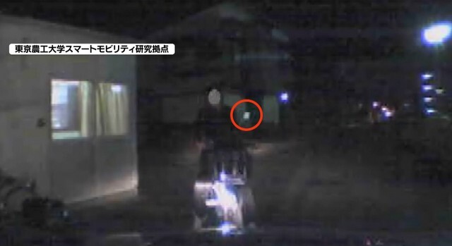 スマホを左手に持ちながら自転車に乗る利用者