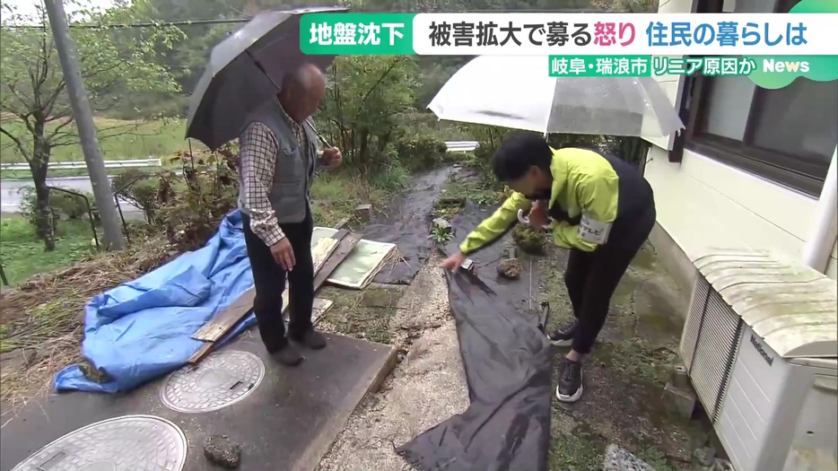 敷地内の地盤沈下が進んでいると話す大内延男さん