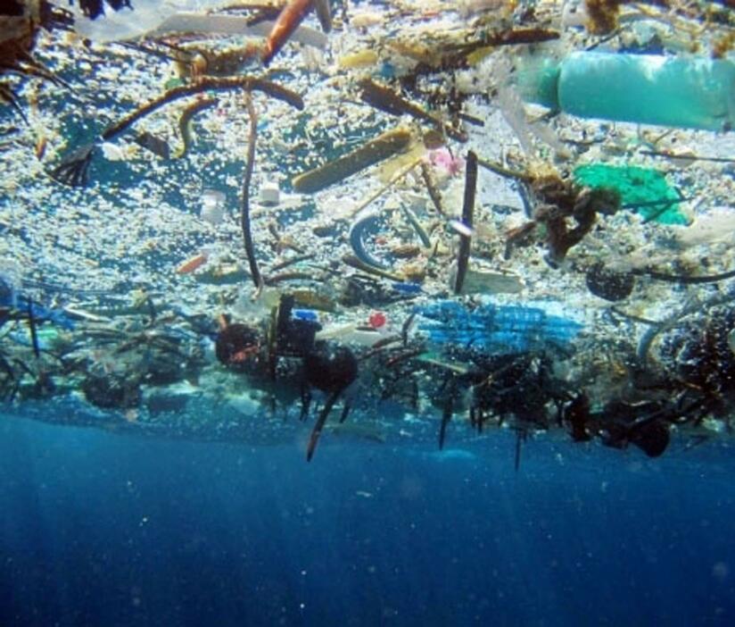 海に浮かんだ大量のプラスチックごみ（米海洋大気局提供）