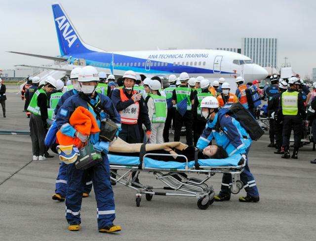 実際の機体を使って羽田空港で行われた救助訓練=2024年10月24日午後2時25分、東京都大田区、増山祐史撮影