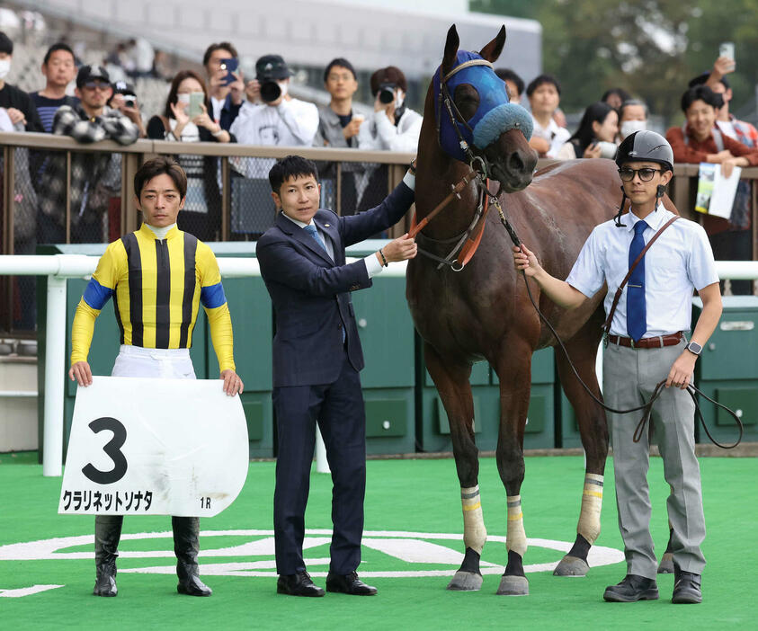 東京1R、2歳未勝利戦を制したクラリネットソナタの口取りをする川田騎手（左）と田中博師