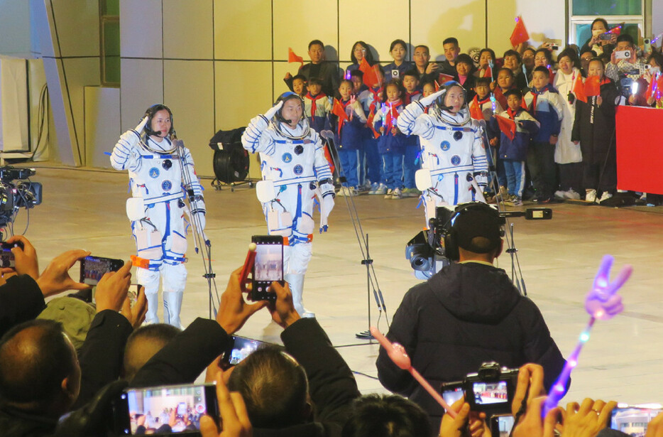 有人宇宙船「神舟１９号」に乗り組む中国人宇宙飛行士＝３０日、中国北西部・甘粛省酒泉市近郊の酒泉衛星発射センター付近