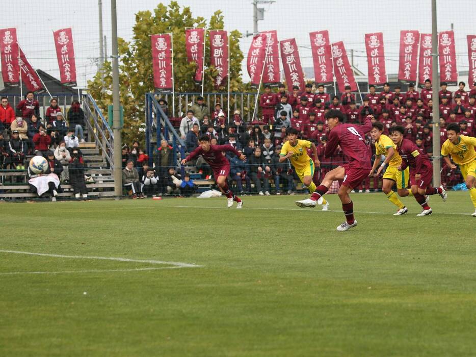 後半20分、旭川実高のU-17日本高校選抜FW清水彪雅(3年=LIIV FC U-15出身)が同点PKを決める(Taro YOSHIDA)