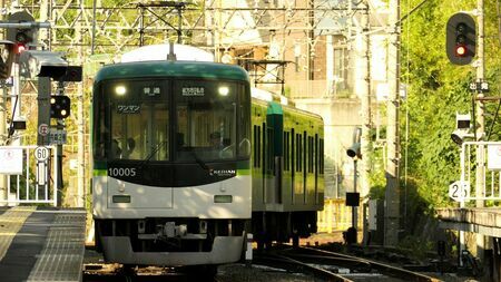 京阪電気鉄道交野線の終点、私市駅に到着する電車。とにかく沿線に難読地名が多い（記者撮影）