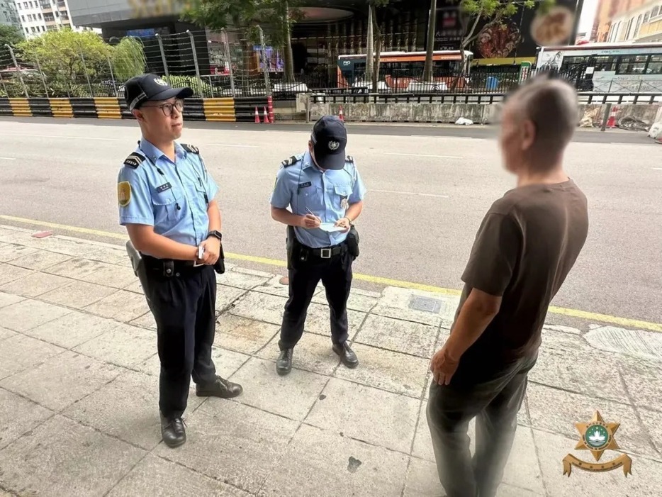 マカオ治安警察局が実施した歩行者の道路横断違反に対する取り締まりの様子＝マカオ半島・友誼大馬路付近（写真：マカオ治安警察局）