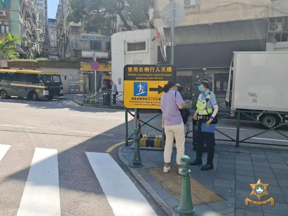 マカオ治安警察局が実施した歩行者の道路横断違反に対する取り締まりの様子＝マカオ半島・東望洋街付近（写真：マカオ治安警察局）