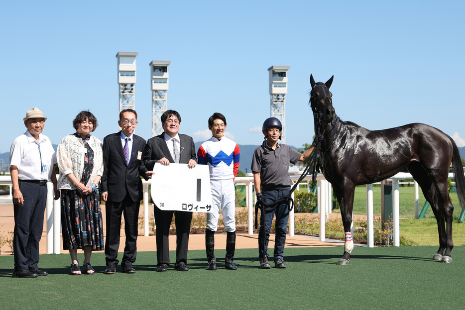 大根田裕之調教師（左端）はＪＲＡ通算３００勝を達成した