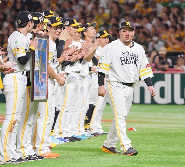 クライマックスシリーズMVPに選ばれ笑顔を見せる山川（右）（撮影・西田忠信）