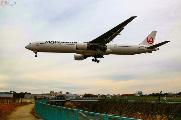 伊丹空港「千里川土手」から撮った旅客機（乗りものニュース編集部撮影）。