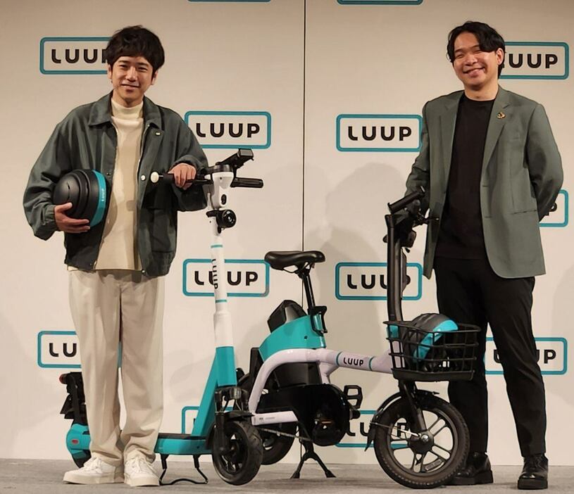 電動キックボードと電動アシスト自転車のシェアサービス、LUUP（ループ）の新CM発表会見に出席した左から二宮和也、岡井大輝代表取締役CEO＝東京・赤坂