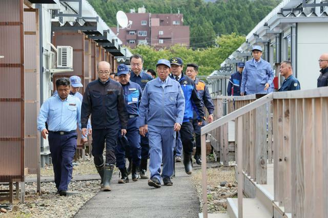 大雨災害で浸水した仮設住宅を視察する石破茂首相（中央）=5日午前10時42分、石川県輪島市、代表撮影