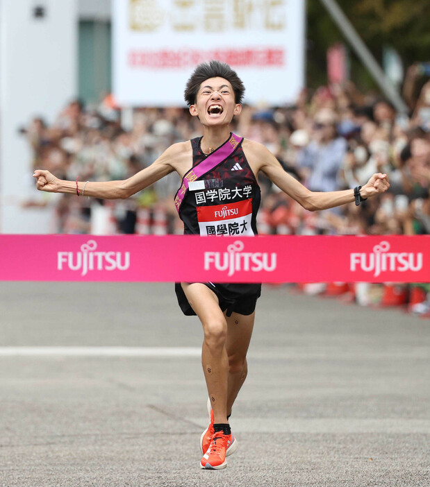 大学駅伝シーズンの幕開けを告げる第３６回出雲全日本大学選抜駅伝競走は１４日、島根県出雲市の出雲大社正面鳥居前から出雲ドーム前までの４５．１キロのコースで行われ、国学院大が５年ぶり２度目の優勝を果たした