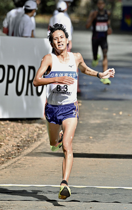 １時間４分１２秒の１９位でゴールする平島龍斗（日体大）＝国営昭和記念公園（立石　祐志写す）