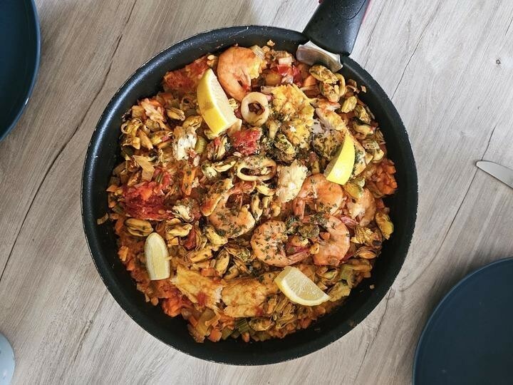 スペインで食べた味を思い出しながら作ったパエリア。