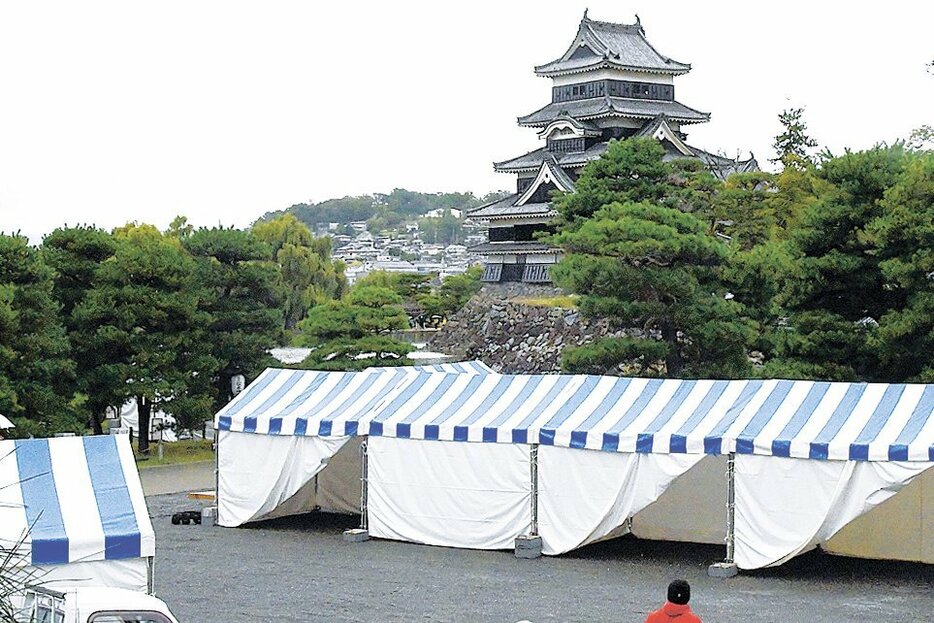 松本城公園に設営された物産市用のテント