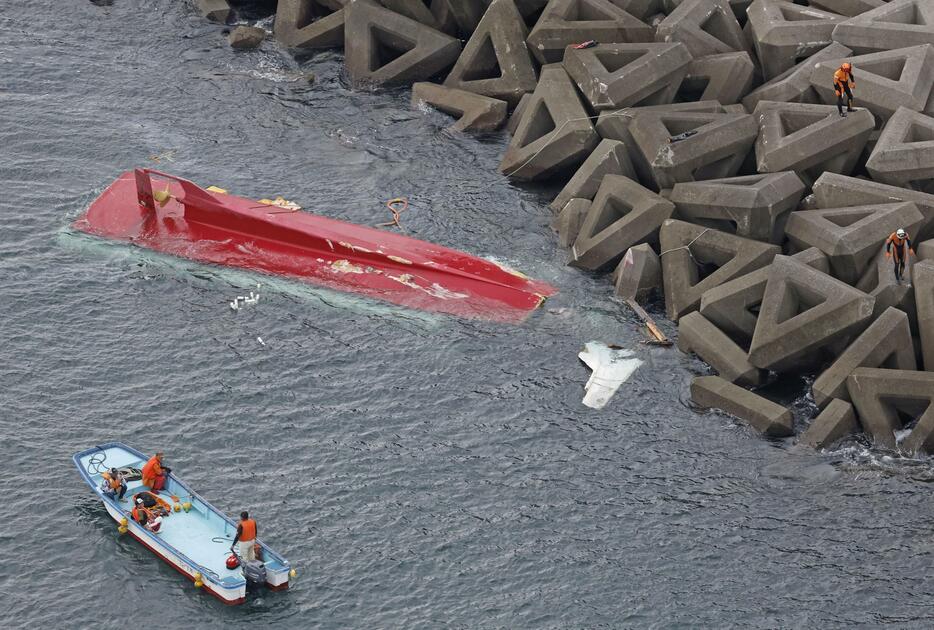 三重県鳥羽市の答志島沖で転覆した漁船＝24日午前10時11分（共同通信社ヘリから）