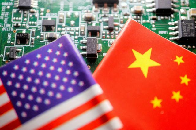 米中の国旗と半導体チップ=ロイター