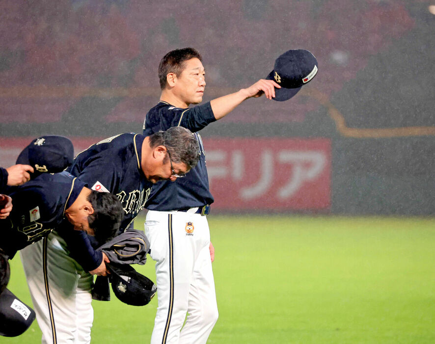 最終戦でファンにあいさつする中嶋聡監督（カメラ・池内　雅彦）