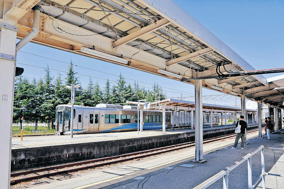 バリアフリー化へ動きだしたあいの風とやま鉄道黒部駅＝黒部市天神新