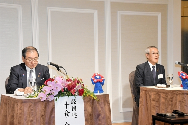 記者会見に臨む増子会長（右）と十倉会長