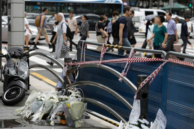 (写真：朝鮮日報日本語版) ▲ソウル市庁前の逆走事故現場に置かれた花束。／ニュース1