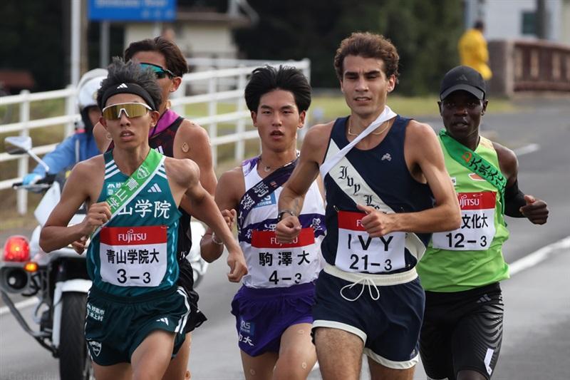 3区でトップに立った青学大・黒田朝日（左）。駒大の山川拓馬（その右）が4秒差で続いた