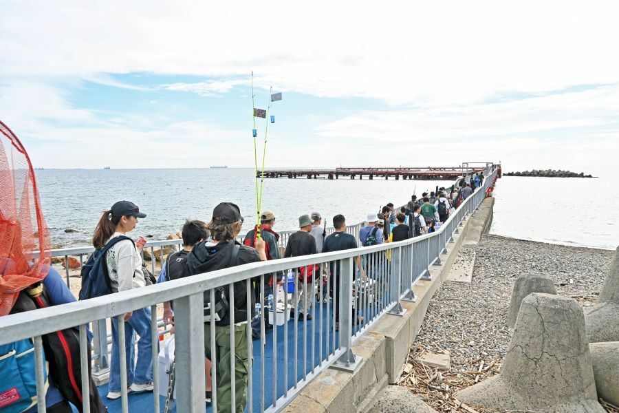 プレオープンには抽選で選ばれた釣り愛好家などが集結し、入場列を作った（10月27日・神戸市須磨区）