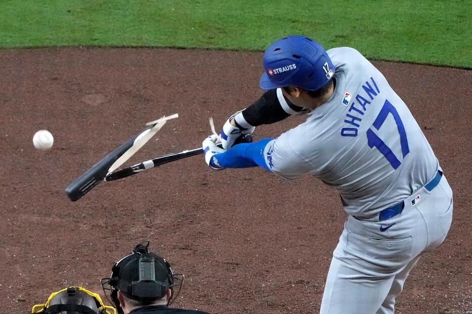 大谷はバットを折りながらも中前打を放ちヘルナンデスの満塁弾を演出した（写真・AP/アフロ）