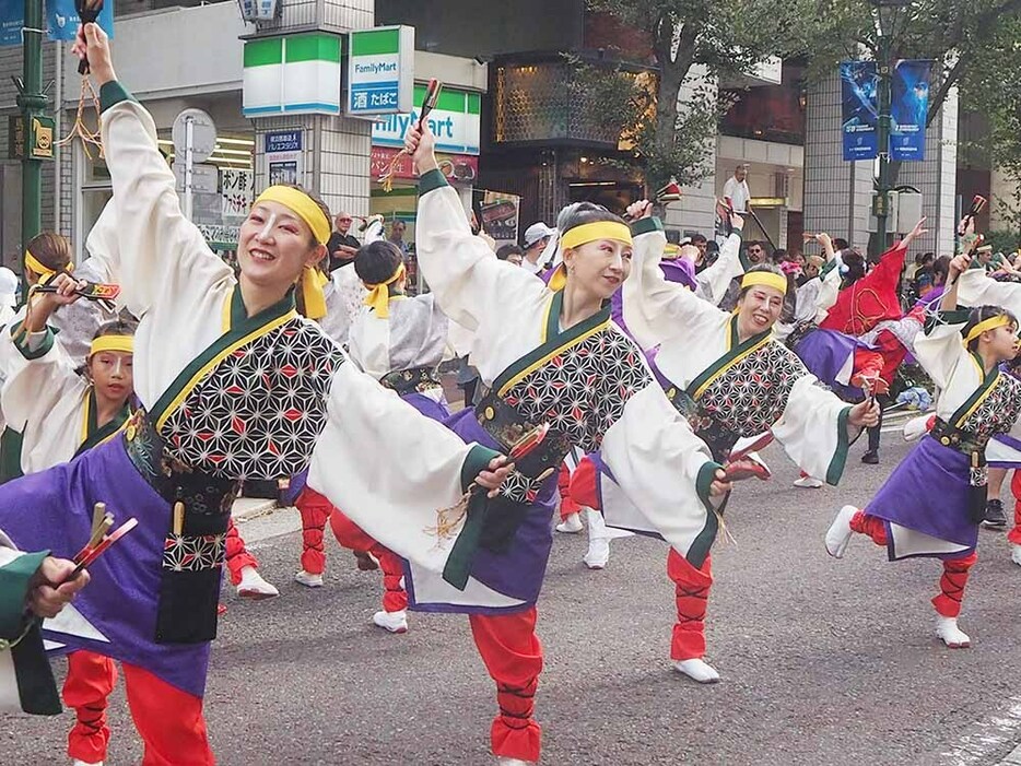 大迫力のよさこい踊りを披露する参加者＝横浜市中区の馬車道通り