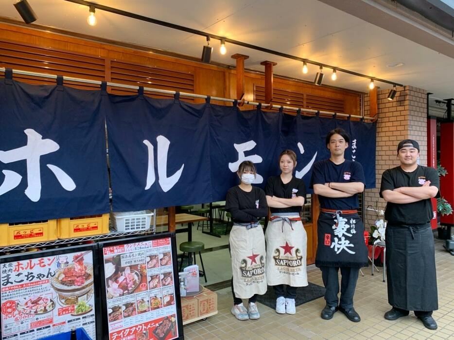 （右から）「大衆焼肉 ホルモンまこちゃん 西大井店」副店長の加藤陸斗さん、店長の林田拓也さん、スタッフ