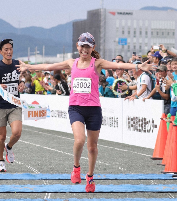 ＜第16回しまだ大井川マラソン＞フルマラソン女子の部で優勝した皆川麻美（撮影・大城　有生希）