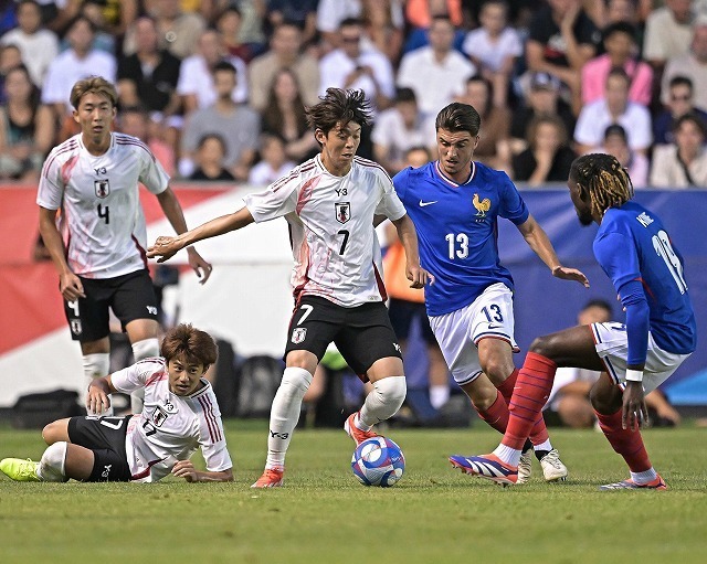 五輪本番の直前にはホスト国フランスとも対戦した。写真：金子拓弥（サッカーダイジェスト写真部）