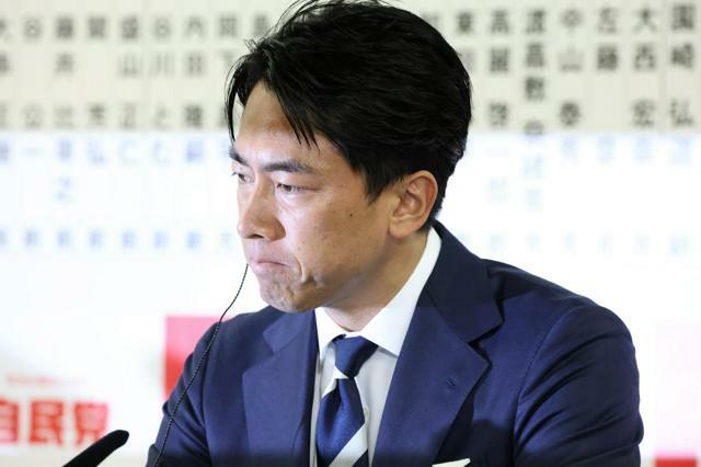 投票が締め切られ、ラジオの質問に答える自民党の小泉進次郎選対委員長=2024年10月27日午後8時3分、東京・永田町の自民党本部、上田幸一撮影