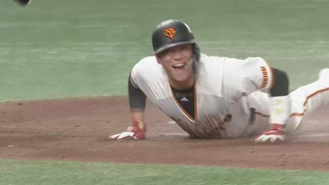 ヘッスラでホームインし笑顔の坂本勇人選手(画像:日テレジータス)