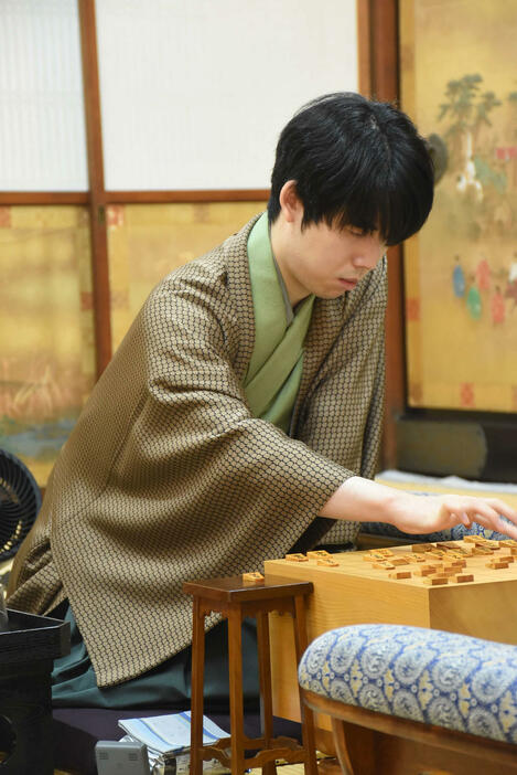 竜王戦7番勝負第3局2日目に臨んだ藤井聡太竜王（日本将棋連盟提供）