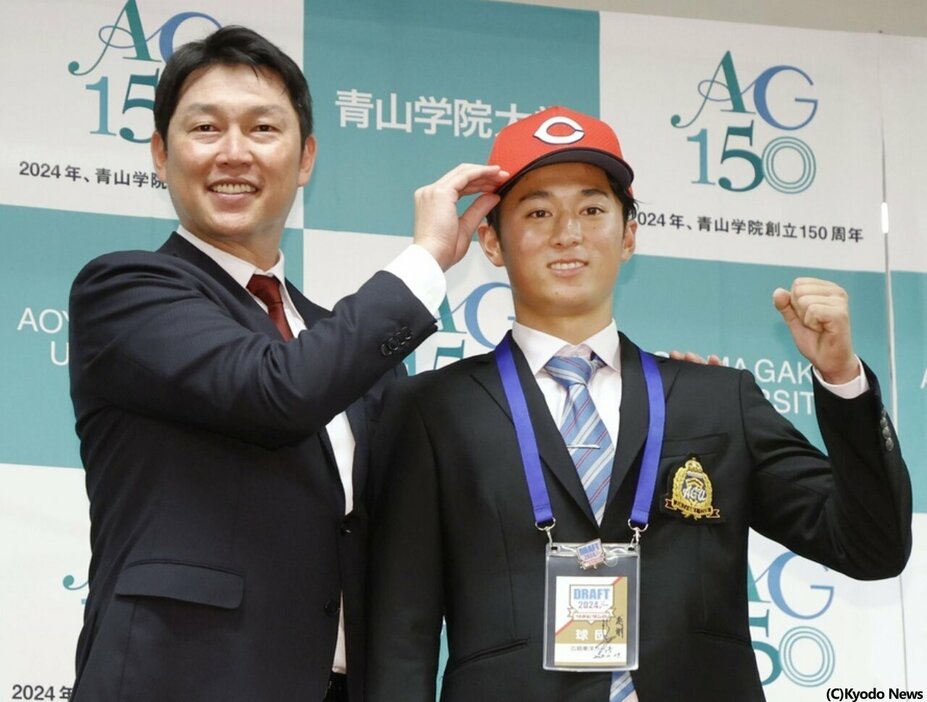 広島・新井監督と佐々木泰 (C)Kyodo News