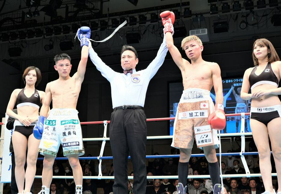 激闘の末に引き分けた山口仁也（左）と重里侃太朗