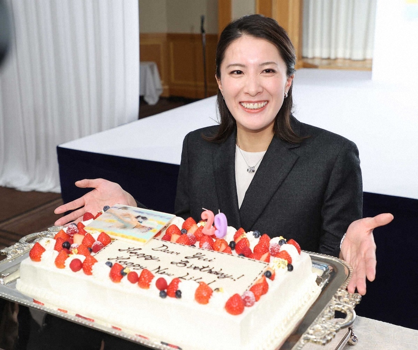 引退会見でバースデーケーキを贈呈され、笑顔の大橋（撮影・村上　大輔）