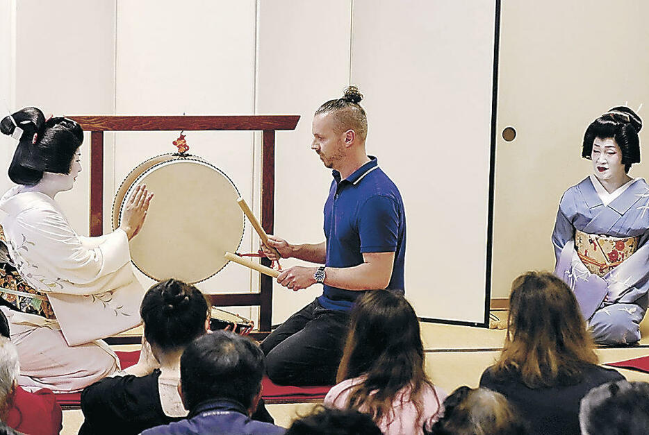 お座敷太鼓を体験する外国人観光客=石川県立音楽堂